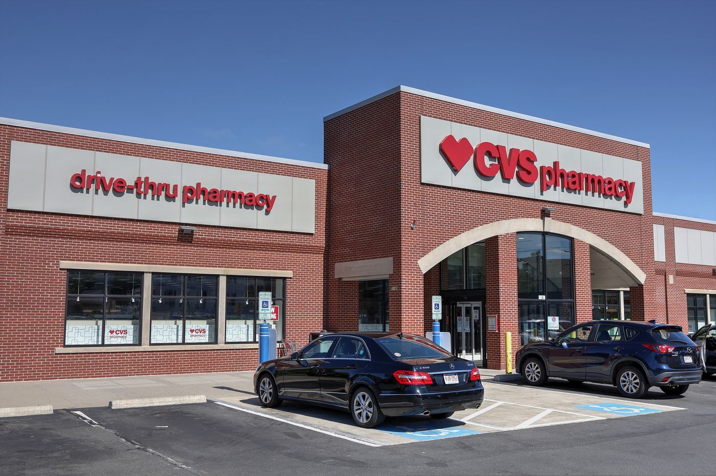 Single-tenant net lease property: drive-thru pharmacy