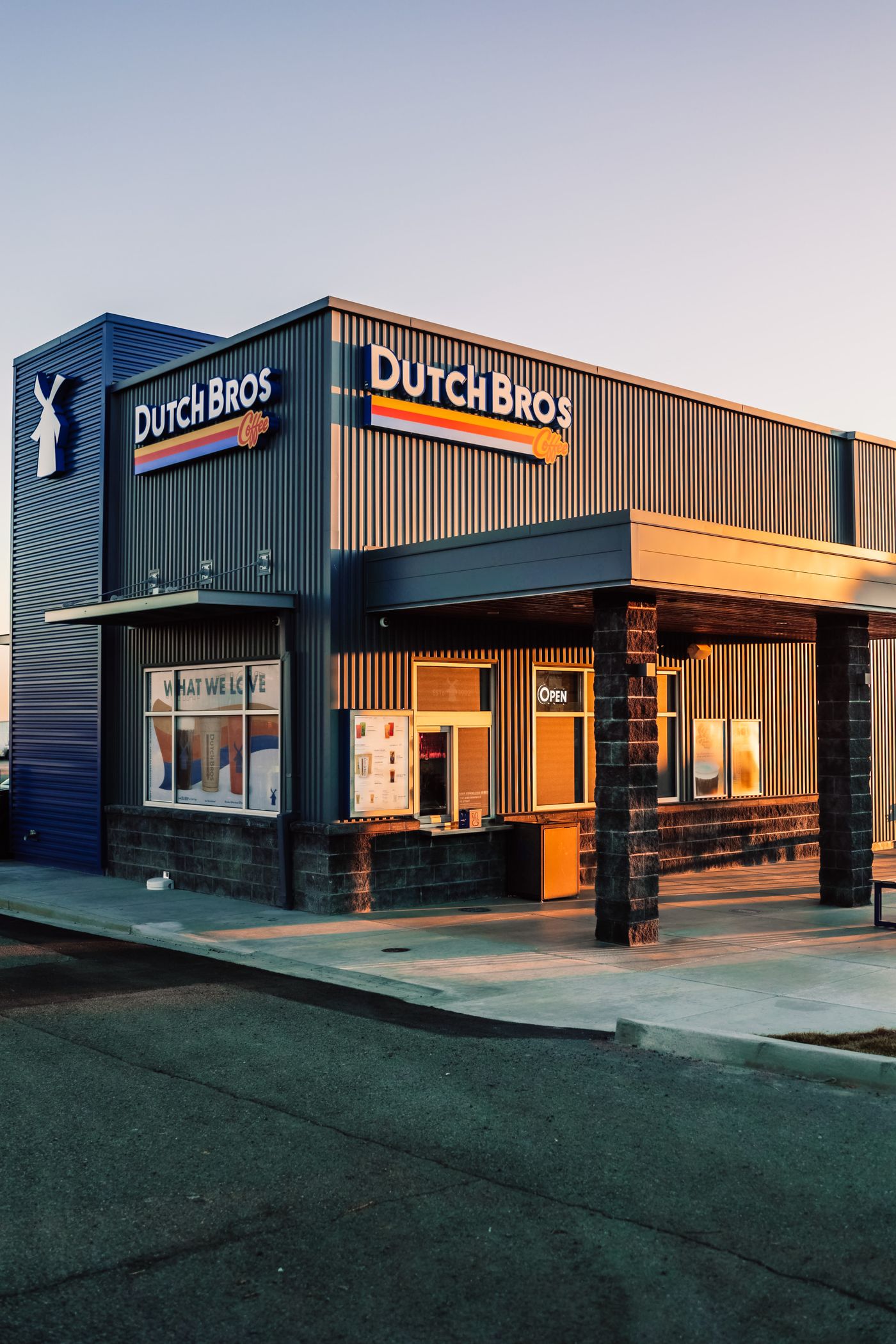 Single-tenant net lease property: Dutch Bros drive-thru coffee shop