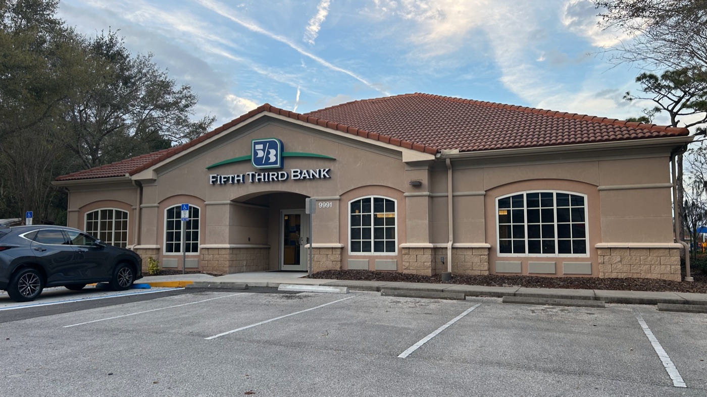 Single-tenant net lease property: Fifth Third Bank branch